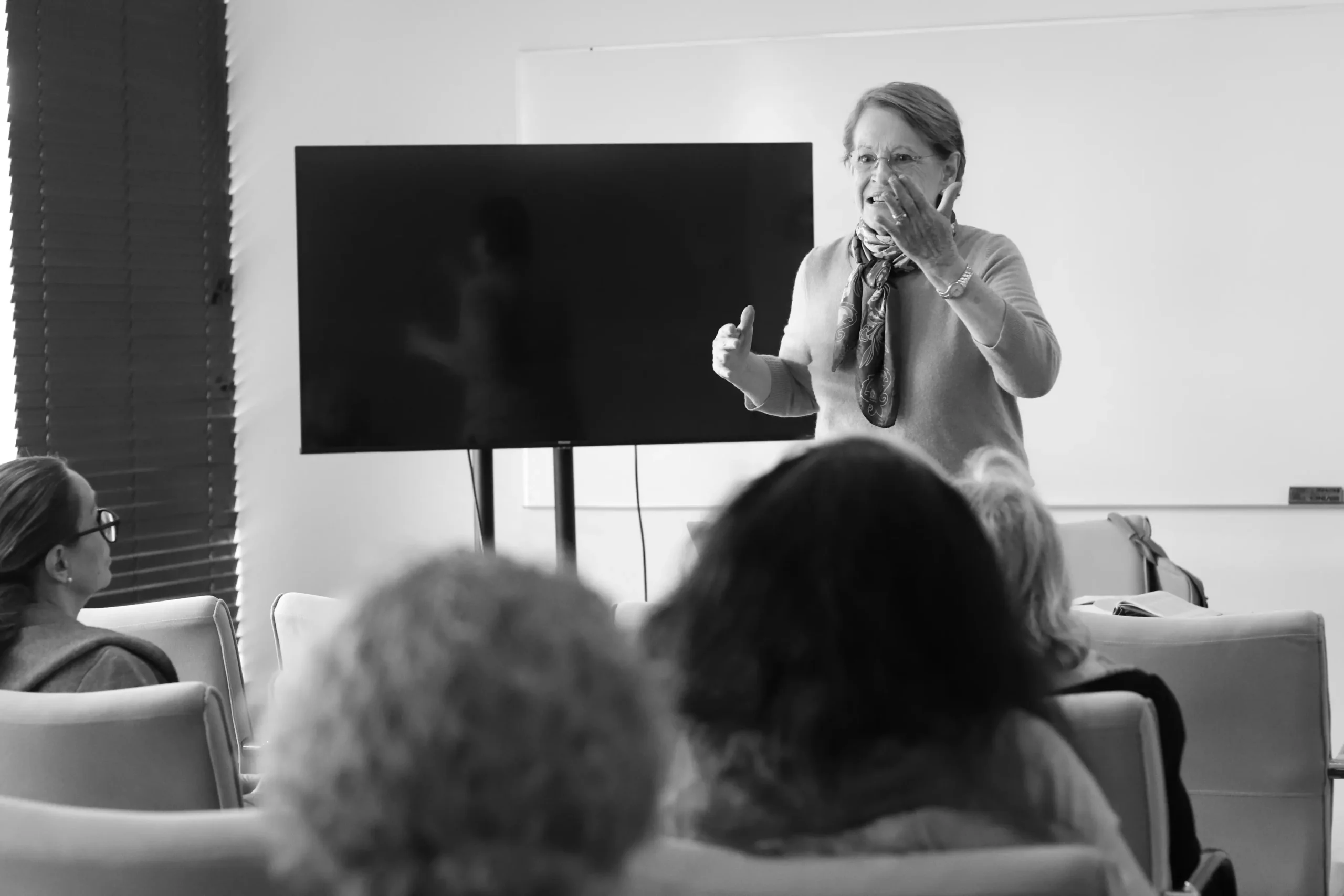 Evento social para mujeres de la tercera edad organizado por Inspirándomas para fomentar la integración y el bienestar emocional.