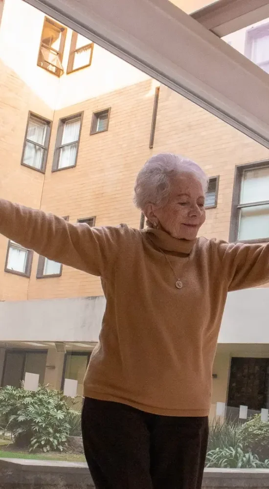 Mujer mayor realizando actividad física como parte del programa Más Vitalidad