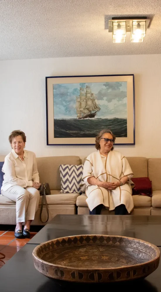 Mujeres mayores compartiendo en un espacio comunitario de InspirandoMás